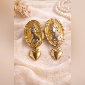 ✨ Vintage Gold Cameo Heart Dangle Earrings ✨